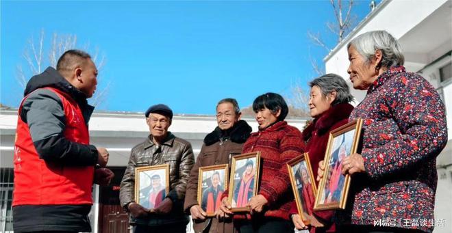 米乐m6官网登录入口摄影之光志愿者踏雪走进山村送温暖 老人们抱着幸福照笑了(图2)