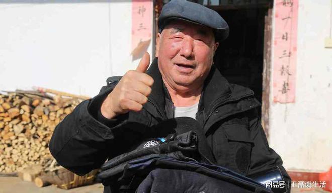米乐m6官网登录入口摄影之光志愿者踏雪走进山村送温暖 老人们抱着幸福照笑了(图3)