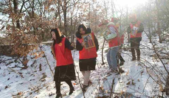 米乐m6官网登录入口摄影之光志愿者踏雪走进山村送温暖 老人们抱着幸福照笑了(图4)