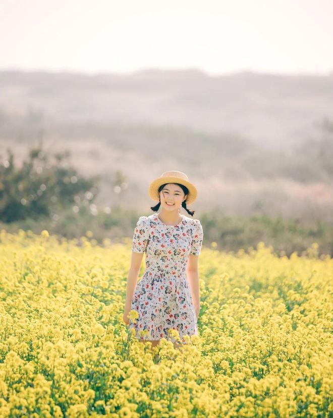 米乐m6官网登录入口春天手机摄影10个油菜花拍照姿势人美花美照片美(图4)
